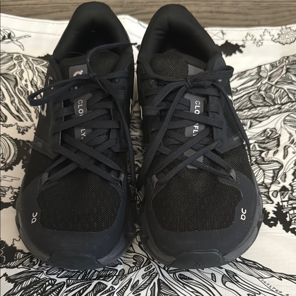 EUC Women’s On Running Black Athletic Shoes